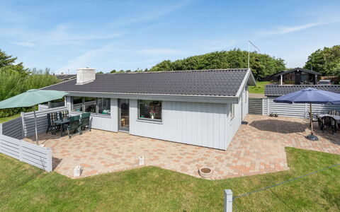 Elise - 800M from the Sea: Gebouw, Huis, Venster, Huis, Dak, Woongebied, Struik, Verblijf, Land Lot