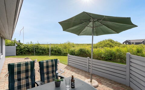Elise - 800M from the Sea: Gebouw, Huis, Venster, Huis, Dak, Woongebied, Struik, Verblijf, Land Lot