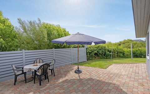 Elise - 800M from the Sea: Gebouw, Huis, Venster, Huis, Dak, Woongebied, Struik, Verblijf, Land Lot