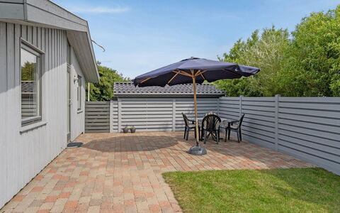 Elise - 800M from the Sea: Gebouw, Huis, Venster, Huis, Dak, Woongebied, Struik, Verblijf, Land Lot