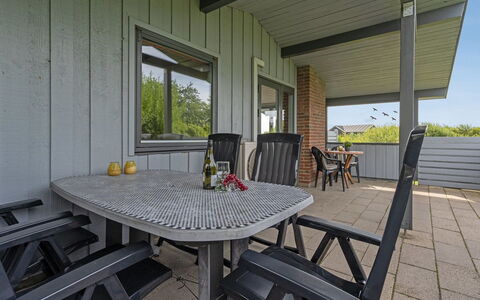 Elise - 800M from the Sea: Gebouw, Huis, Venster, Huis, Dak, Woongebied, Struik, Verblijf, Land Lot