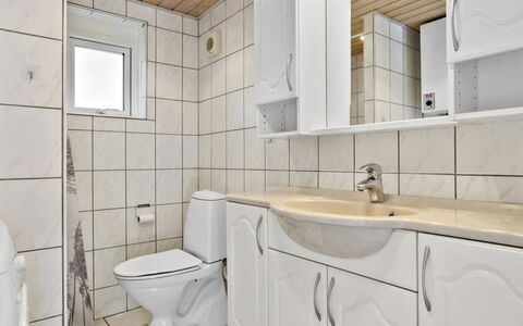 Nila - 750M from the Sea: Loodgieterswerkinrichting, Flooring, Wastafel, Verdieping, Badkamer, Wastafel In De Badkamer, Interieur Ontwerp, Kraan, Loodgieter, Badkamerkast