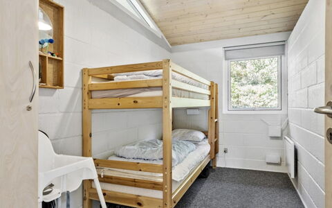 Nila - 750M from the Sea: Hout, Huis, Slaapkamer, Plafond, Bed, Bedding, Fietswiel, Hardwood, Stapelbed, Fiets