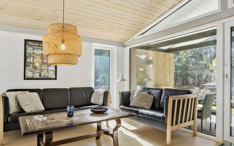 Nila - 750M from the Sea: Meubilair, Interieur Ontwerp, Hout, Flooring, Plafond, Verdieping, Woonkamer, Verlichting, Huis, Bankstel