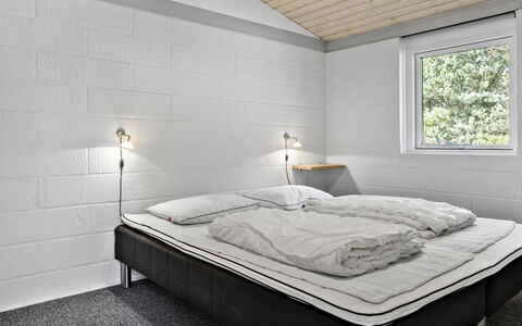 Nila - 750M from the Sea: Plafond, Slaapkamer, Bed, Bedding, Bed Frame, Laken, Linens, Lichte Inrichting