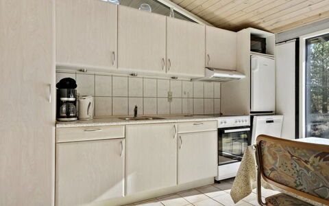 Nila - 750M from the Sea: Hout, Keuken, Interieur Ontwerp, Flooring, Verdieping, Countertop, Meubilair, Wastafel, Major Appliance, Kamer