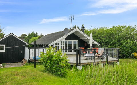 Kylli - 600M from the Sea: Verblijf, Huis, Huis, Dak, Veranda, Landgoed, Siding, Garden Gebouwen, Boerderij, Werf