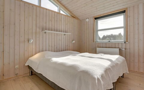 Haghbarth - 2.3Km from the Sea: Hout, Plafond, Slaapkamer, Huis, Plank, Hardwood, Bed, Beits, Bedding, Bed Frame