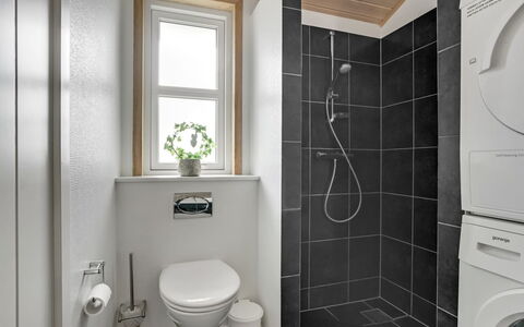 Haghbarth - 2.3Km from the Sea: Muur, Wc Bril, Loodgieterswerkinrichting, Badkamer, Flooring, Toilet, Verdieping, Interieur Ontwerp, Wastafel, Loodgieter