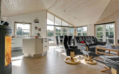 Haghbarth - 2.3Km from the Sea: Hout, Plafond, Interieur Ontwerp, Meubilair, Huis, Woonkamer, Lichte Inrichting, Kamer, Bankstel, Stoel