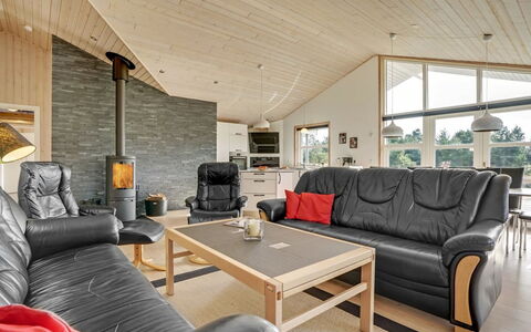 Haghbarth - 2.3Km from the Sea: Hout, Meubilair, Plafond, Bankstel, Interieur Ontwerp, Woonkamer, Flooring, Verdieping, Huis