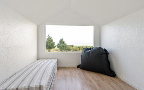Toralf - 3.5Km from the Sea: Muur, Plafond, Interieur Ontwerp, Verdieping, Flooring, Daylighting, Woonkamer, Gips, Kussen Gooien