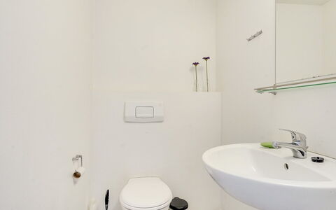 Toralf - 3.5Km from the Sea: Badkamer, Wastafel In De Badkamer, Wc Bril, Loodgieterswerkinrichting, Muur, Flooring, Toilet, Verdieping, Interieur Ontwerp, Wastafel