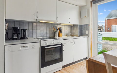 Nilaus - 2.3Km from the Sea: Hout, Keuken, Major Appliance, Appartement, Toestel Van De Keuken, Samengesteld Materiaal, Countertop, Gootsteen, Cabinetry, Fornuis