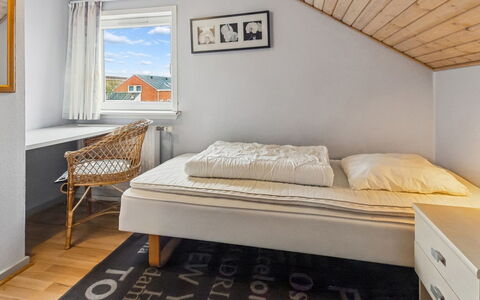 Nilaus - 2.3Km from the Sea: Bed, Slaapkamer, Verdieping, Interieur Ontwerp, Flooring, Bedding, Laken, Hout, Plafond, Linens