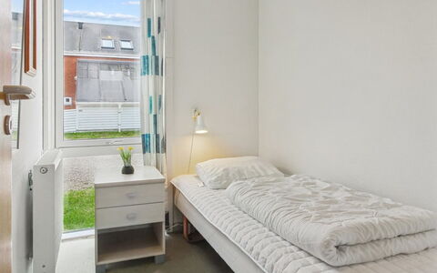 Nilaus - 2.3Km from the Sea: Muur, Verdieping, Flooring, Interieur Ontwerp, Slaapkamer, Meubilair, Plafond, Bed, Kamer, Laken