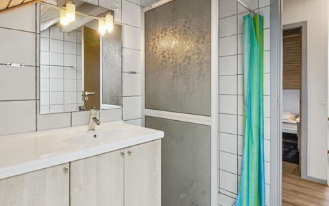 Nilaus - 2.3Km from the Sea: Flooring, Interieur Ontwerp, Muur, Loodgieterswerkinrichting, Verdieping, Hout, Badkamer, Plafond, Wastafel, Badkamerkast