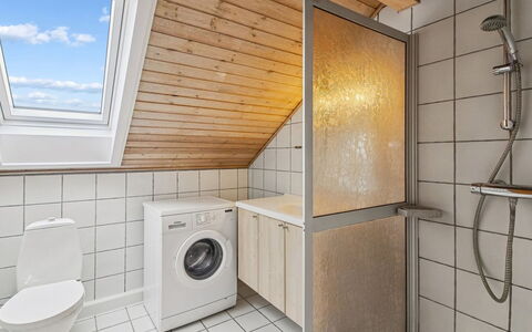 Nilaus - 2.3Km from the Sea: Flooring, Verdieping, Loodgieterswerkinrichting, Hout, Interieur Ontwerp, Plafond, Loodgieter, Kamer, Badkamer, Kraan
