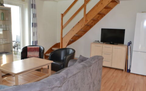 Nilaus - 2.3Km from the Sea: Flooring, Verdieping, Hout, Meubilair, Interieur Ontwerp, Houten Vloer, Kamer, Hardwood, Appartement, Woonkamer