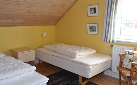 Nilaus - 2.3Km from the Sea: Bed, Meubilair, Slaapkamer, Verdieping, Interieur Ontwerp, Flooring, Hout, Laken, Bedding, Geel