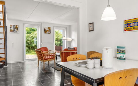 Edly - 2.3Km from the Sea: Meubilair, Flooring, Interieur Ontwerp, Verdieping, Plafond, Stoel, Tafel, Keuken En Eettafel, Kamer, Eetkamer
