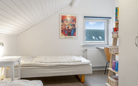 Edly - 2.3Km from the Sea: Hout, Verdieping, Flooring, Slaapkamer, Interieur Ontwerp, Bed, Plafond, Bedding, Laken, Meubilair
