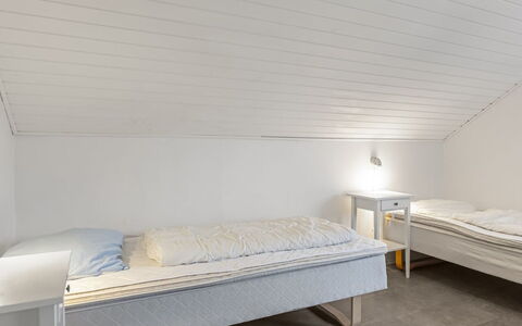 Edly - 2.3Km from the Sea: Hout, Flooring, Verdieping, Plafond, Interieur Ontwerp, Slaapkamer, Kamer, Bed, Bedding, Bed Frame
