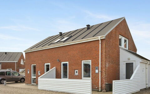 Terje - 2.3Km from the Sea: Gebouw, Huis, Venster, Huis, Dak, Woongebied, Struik, Verblijf, Land Lot