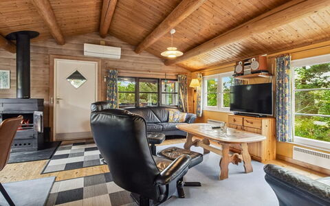 Thorbergh - 2Km from the Sea: Hout, Huis, Meubilair, Verblijf, Plafond, Huis, Blokhut, Deur, Bankstel, Woonkamer