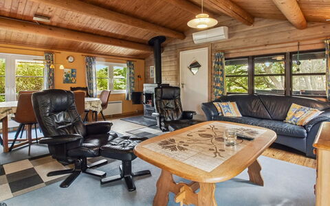 Thorbergh - 2Km from the Sea: Meubilair, Hout, Bankstel, Interieur Ontwerp, Woonkamer, Plafond, Huis, Flooring, Stoel, Verdieping
