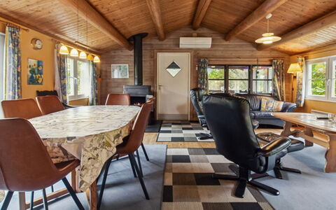 Thorbergh - 2Km from the Sea: Hout, Meubilair, Bankstel, Interieur Ontwerp, Plafond, Verdieping, Huis, Flooring, Woonkamer, Verblijf