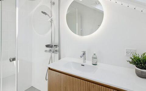 Alfwin - 3Km from the Sea: Loodgieterswerkinrichting, Interieur Ontwerp, Badkamer, Wastafel In De Badkamer, Wastafel, Spiegel, Flooring, Plafond, Kraan, Loodgieter