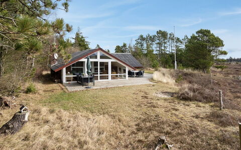 Alfwin - 3Km from the Sea: Gebouw, Huis, Venster, Huis, Dak, Woongebied, Struik, Verblijf, Land Lot