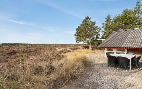 Alfwin - 3Km from the Sea: Gebouw, Huis, Venster, Huis, Dak, Woongebied, Struik, Verblijf, Land Lot