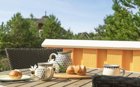 Wale - 3.3Km from the Sea: Dak, Huis, Land Lot, Huis, Verblijf, Landgoed, Garden Gebouwen, Schaduw, Blokhut, Landscaping
