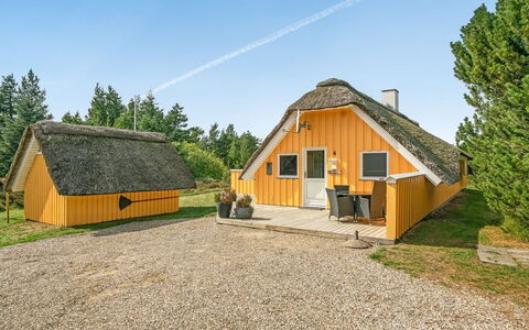 Wale - 3.3Km from the Sea: Dak, Huis, Land Lot, Huis, Verblijf, Landgoed, Garden Gebouwen, Schaduw, Blokhut, Landscaping