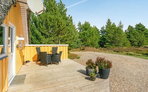Wale - 3.3Km from the Sea: Dak, Huis, Land Lot, Huis, Verblijf, Landgoed, Garden Gebouwen, Schaduw, Blokhut, Landscaping
