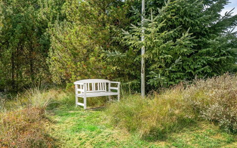 Wale - 3.3Km from the Sea: Dak, Huis, Land Lot, Huis, Verblijf, Landgoed, Garden Gebouwen, Schaduw, Blokhut, Landscaping