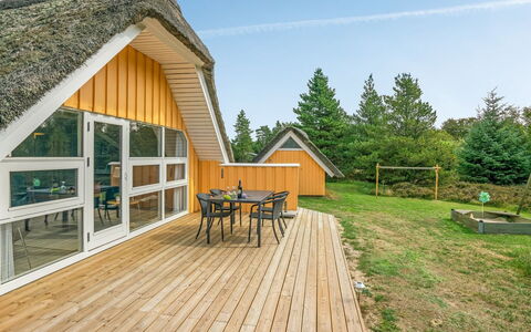 Wale - 3.3Km from the Sea: Dak, Huis, Land Lot, Huis, Verblijf, Landgoed, Garden Gebouwen, Schaduw, Blokhut, Landscaping