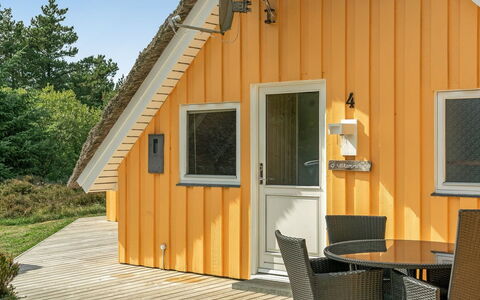Wale - 3.3Km from the Sea: Dak, Huis, Land Lot, Huis, Verblijf, Landgoed, Garden Gebouwen, Schaduw, Blokhut, Landscaping