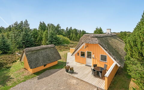 Wale - 3.3Km from the Sea: Dak, Huis, Land Lot, Huis, Verblijf, Landgoed, Garden Gebouwen, Schaduw, Blokhut, Landscaping