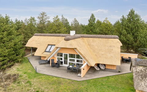 Wale - 3.3Km from the Sea: Appartement, Schaduw, Balkon, Stoel, Hek, Buitenmeubels, Aluminium, Kunstgras