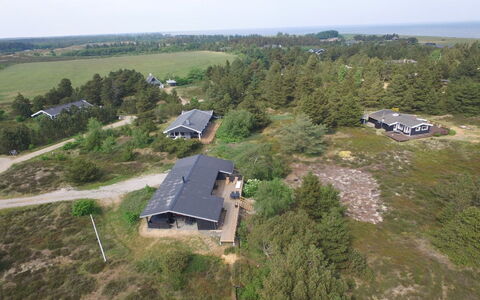 Arjuna - 3.8Km from the Sea: Struik, Stedelijk Ontwerp, Groundcover, Steen, Appartement, Landgoed, Metselwerk, Balkon, Landscaping