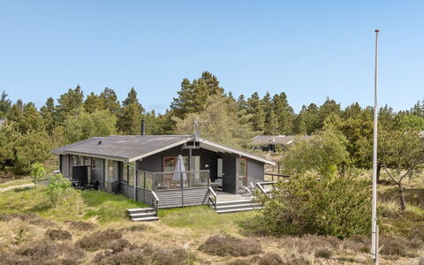 Arjuna - 3.8Km from the Sea: Struik, Stedelijk Ontwerp, Groundcover, Steen, Appartement, Landgoed, Metselwerk, Balkon, Landscaping