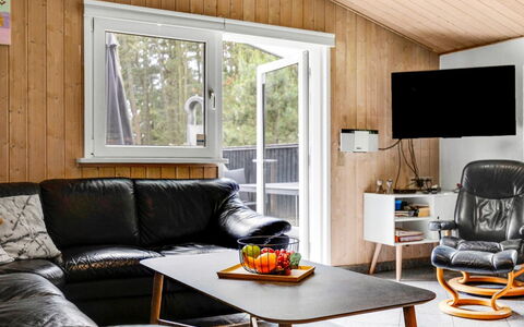 Jul - 900M from the Sea: Hout, Meubilair, Interieur Ontwerp, Woonkamer, Bankstel, Flooring, Kamer, Verdieping, Huis, Plafond