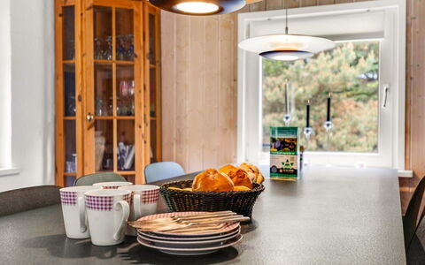 Jul - 900M from the Sea: Interieur Ontwerp, Meubilair, Plafond, Lichte Inrichting, Serveware, Glas, Beits, Stoel, Natuurlijk Materiaal, Voedsel