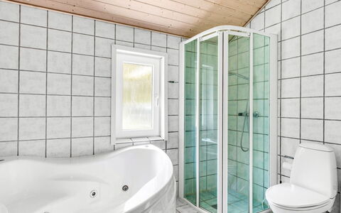 Jul - 900M from the Sea: Loodgieterswerkinrichting, Flooring, Badkamer, Interieur Ontwerp, Verdieping, Plafond, Loodgieter, Kamer, Wastafel, Kraan