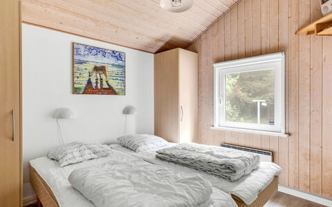 Jul - 900M from the Sea: Hout, Huis, Huis, Slaapkamer, Deur, Verblijf, Hardwood, Bed, Beits, Bedding