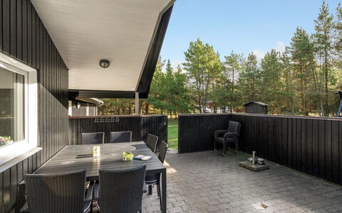 Jul - 900M from the Sea: Hout, Huis, Verblijf, Schaduw, Veranda, Siding, Werf, Backyard, Dek, Ontwerp