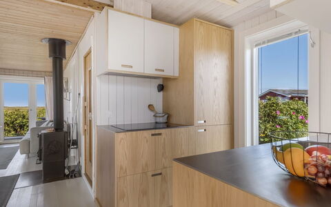 Hermoth - 300M from the Sea: Hout, Flooring, Verdieping, Keuken, Interieur Ontwerp, Hardwood, Plafond, Beits, Cabinetry, Countertop